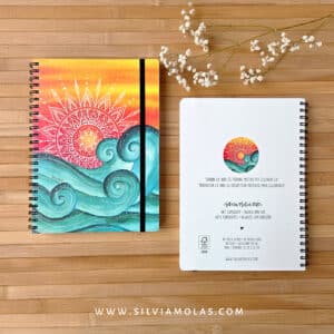 Llibreta A5 (15x21 cm) “Sol i onades”
Gaudir la vida és trobar motius per celebrar-la.