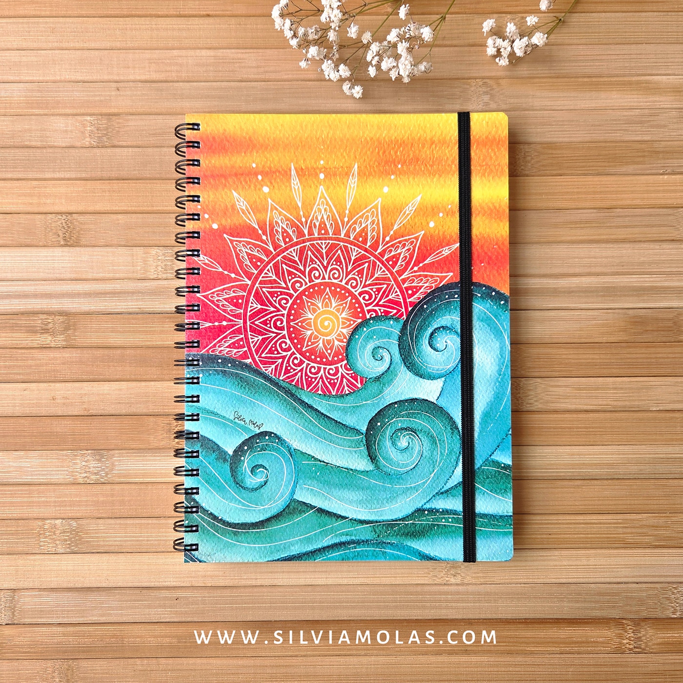 Libreta_A5_SolOnades_Foto2 Llibreta A5 (15x21 cm) “Sol i onades”
Gaudir la vida és trobar motius per celebrar-la.